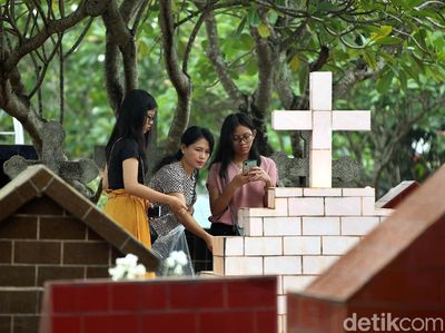 Hari Natal, Pemakaman Katolik Ramai Didatangi Peziarah