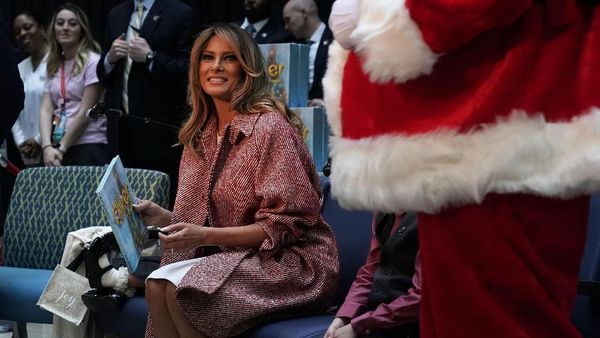 So Sweet! Rayakan Natal, Melania Trump Bacakan Cerita Pada Anak-anak di RS