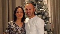 Mantan kapten Barcelona Andres Iniesta membagikan foto bersama sang istri. Pasangan ini sudah dikaruniai tiga anak: dua orang putri dan seorang putra yang seluruhnya tak terlihat di foto. Sedang sibuk membuka kado mungkin ya. (Foto: Instagram @andresiniesta8)