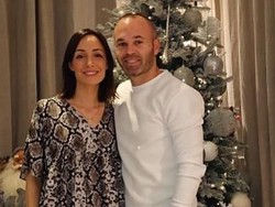 Mantan kapten Barcelona Andres Iniesta membagikan foto bersama sang istri. Pasangan ini sudah dikaruniai tiga anak: dua orang putri dan seorang putra yang seluruhnya tak terlihat di foto. Sedang sibuk membuka kado mungkin ya. (Foto: Instagram @andresiniesta8)
