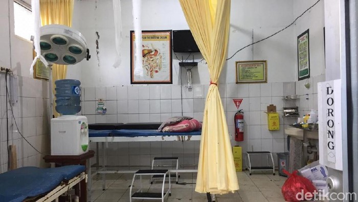 Kondisi Puskesmas Carita yang kosong dan penuh lumpur sehabis seluruh pasien dan staff dievakuasi (Foto: AN Uyung/detikHealth)