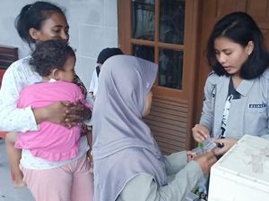 Putri Bupati Serang Ikut Bantu Korban Tsunami di Pandeglang
