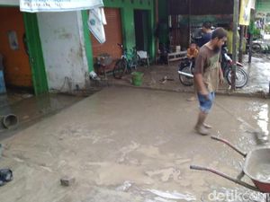 Banjir Lumpur Terjang Pemukiman di Semarang