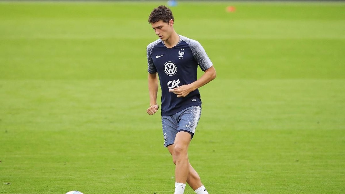 Bek Prancis Benjamin Pavard tengah diincar Bayern Munich (Alexander Hassenstein/Getty Images)