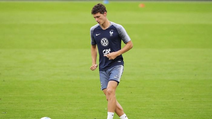 Bek Prancis Benjamin Pavard tengah diincar Bayern Munich (Alexander Hassenstein/Getty Images) Bek Prancis Benjamin Pavard tengah diincar Bayern Munich (Alexander Hassenstein/Getty Images)