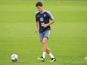 Benjamin Pavard Belum Deal dengan Bayern Munich Benjamin Pavard Belum Deal dengan Bayern Munich
