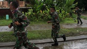 Momen TNI dan Warga Tanjung Lesung Lari karena Kabar Gelombang Tinggi