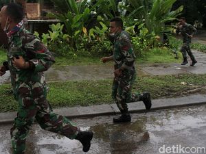 Momen TNI dan Warga Tanjung Lesung Lari karena Kabar Gelombang Tinggi