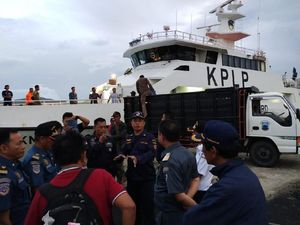 Kapal Kemenhub Bawa Bantuan ke Pulau Sebesi dan Sebuku Pasca Tsunami