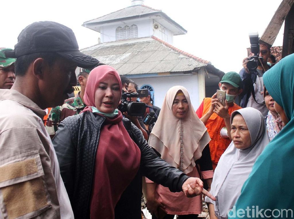 Bupati Pandeglang Temukan Pengungsi Bodong Korban Tsunami Bupati Pandeglang Temukan Pengungsi Bodong Korban Tsunami
