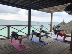 Di Maldives, Menikmati Sunset Asyiknya Sambil Yoga