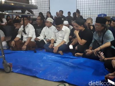 Suasana Tahlilan untuk Istri Ifan dan Andi Seventeen di Bandara