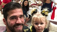 Menikmati malam Natal bersama keluarga dan kerabat terdekat adalah cara terbaik. Hal itu pula yang dilakukan kiper Liverpool, Alisson Becker. (Foto: Instagram @alissonbecker)
