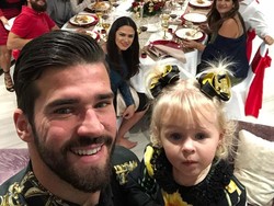 Menikmati malam Natal bersama keluarga dan kerabat terdekat adalah cara terbaik. Hal itu pula yang dilakukan kiper Liverpool, Alisson Becker. (Foto: Instagram @alissonbecker)