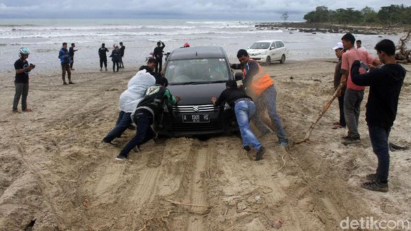 Begini Perjuangan Menuju Lokasi Tsunami Kecamatan Sumur