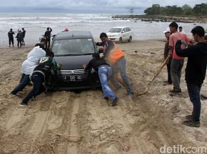 Begini Perjuangan Menuju Lokasi Tsunami Kecamatan Sumur
