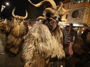 Dari Laba-laba hingga Acar, 5 Tradisi Natal yang Paling Aneh di Dunia