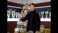 Kapten Real Madrid Sergio Ramos menikmati malam Natal dengan secangkir anggur putih dan...sekumpulan trofi. (Foto: Instagram @sergioramos)