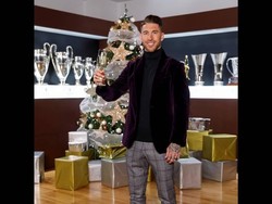Kapten Real Madrid Sergio Ramos menikmati malam Natal dengan secangkir anggur putih dan...sekumpulan trofi. (Foto: Instagram @sergioramos)