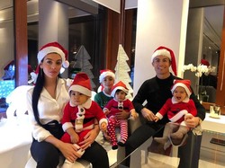 Cristiano Ronaldo sudah selalu dikenal amat mesra dengan keluarganya. Malam Natal tahun ini pun dilaluinya bersama istri dan anak-anak tercintanya. (Foto: Instagram @cristiano)