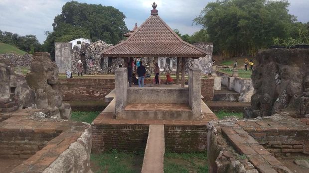 Libur Akhir Tahun, Gua Sunyaragi Cirebon Diserbu Wisatawan