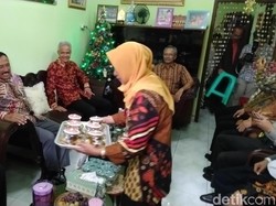 Melihat Keharmonisan Warga Muslim Bantu Pendeta Rayakan Natal