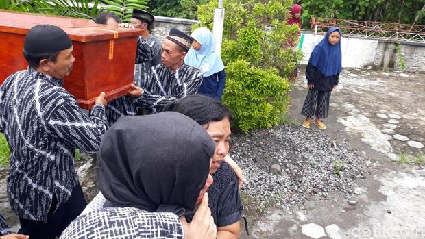 Prosesi pemakaman Dani Seventeen