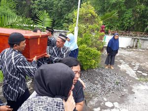 Isak Tangis Keluarga Iringi Kedatangan Jenazah Andi Seventeen Isak Tangis Keluarga Iringi Kedatangan Jenazah Andi Seventeen