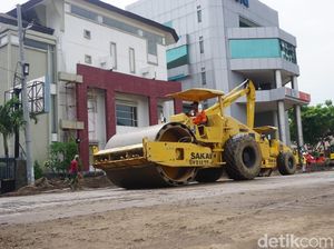 Jalan Gubeng yang Ambles Selesai Diurug, Malam ini akan Diaspal Jalan Gubeng yang Ambles Selesai Diurug, Malam ini akan Diaspal