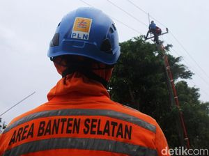 PLN Terus Perbaiki Jaringan Listrik di Wilayah Terdampak Tsunami