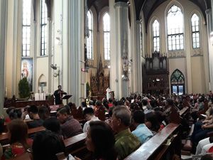 Ada Penerjemah Bahasa Isyarat di Katedral saat Misa Natal Pontifikal Ada Penerjemah Bahasa Isyarat di Katedral saat Misa Natal Pontifikal