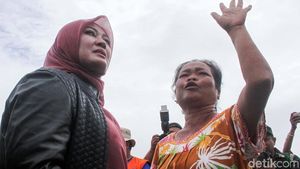Tangisan Warga Korban Tsunami saat Curhat ke Bupati Pandeglang