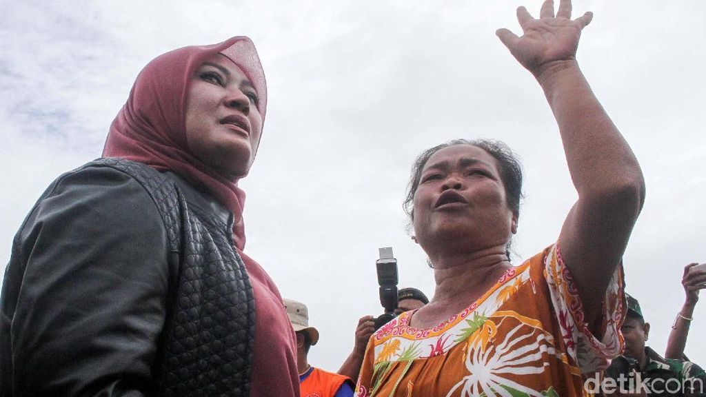 Tangisan Warga Korban Tsunami saat Curhat ke Bupati Pandeglang Tangisan Warga Korban Tsunami saat Curhat ke Bupati Pandeglang