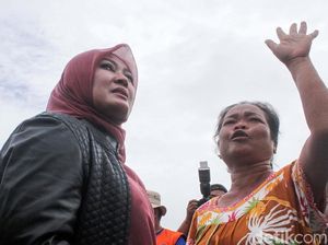 Tangisan Warga Korban Tsunami saat Curhat ke Bupati Pandeglang