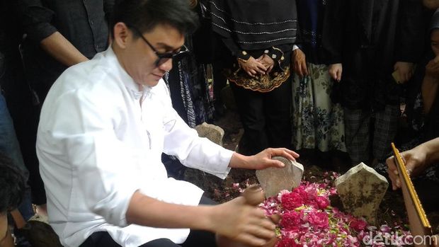 Ifan Seventeen dalam prosesi pemakaman
