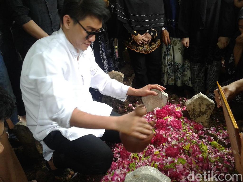 Suasana Haru Selimuti Pemakaman Dylan Sahara Suasana Haru Selimuti Pemakaman Dylan Sahara