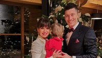 Robert Lewandowski membagikan sebuah foto keluarga yang lucu. Tampak sang istri, Anna Lewandowska, di sampingnya dan sang putri, Klara, yang malu menatap kamera. (Foto: Instagram @_rl9)