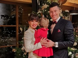 Robert Lewandowski membagikan sebuah foto keluarga yang lucu. Tampak sang istri, Anna Lewandowska, di sampingnya dan sang putri, Klara, yang malu menatap kamera. (Foto: Instagram @_rl9)