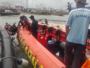 Tim SAR Temukan Jenazah Korban Tsunami Mengapung di Laut