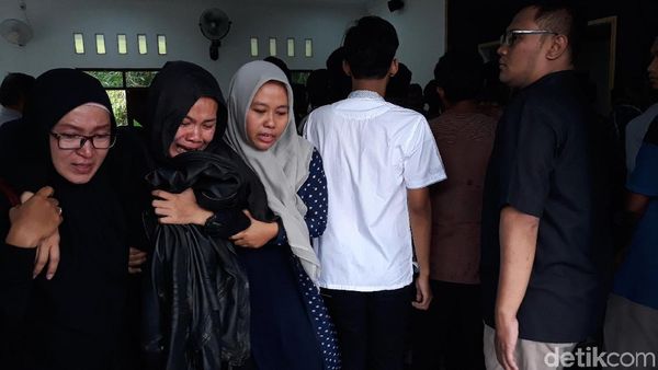 Tangis Istri Iringi Kepulangan Jenazah Andi Seventeen