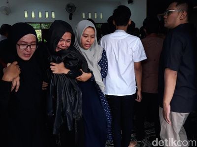 Tangis Istri Iringi Kepulangan Jenazah Andi Seventeen