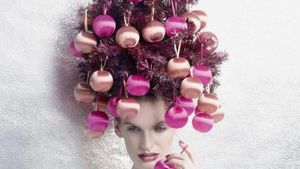 Unik! 10 Foto Gaya Rambut yang Menyerupai Pohon Natal Ini Kreatif Banget
