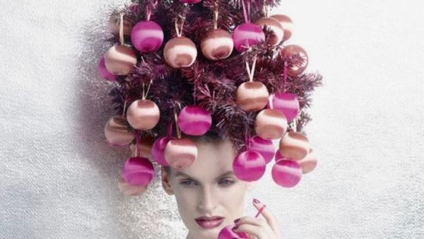 Unik! 10 Foto Gaya Rambut yang Menyerupai Pohon Natal Ini Kreatif Banget