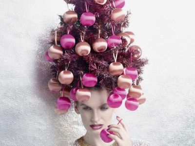 Unik! 10 Foto Gaya Rambut yang Menyerupai Pohon Natal Ini Kreatif Banget