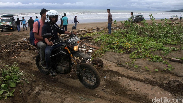 BMKG: Masih Banyak Gelombang Tinggi, Warga Sebaiknya Tak di Pantai BMKG: Masih Banyak Gelombang Tinggi, Warga Sebaiknya Tak di Pantai