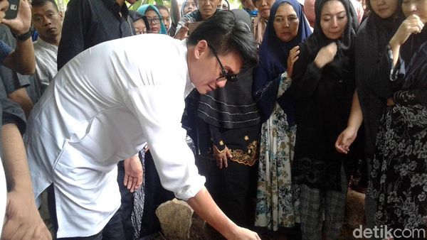 Baju Putih Jadi Busana Couple Terakhir Ifan dan Dylan Sahara