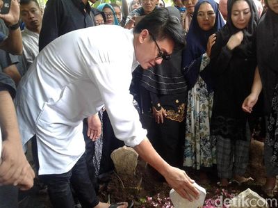 Baju Putih Jadi Busana Couple Terakhir Ifan dan Dylan Sahara