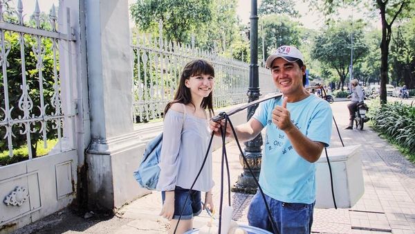 Makan Es Kelapa di Vietnam, Ini Momen Kulineran Cassandra Lee