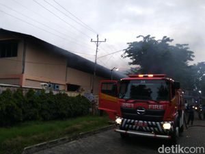 Mobil Hangus Terbakar di Bengkel SMK di Semarang