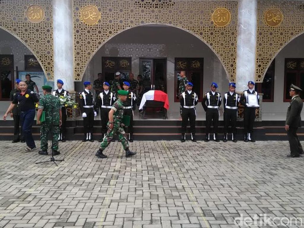Usai Upacara Militer, Jenazah Letkol Dono Dibawa ke Pemakaman